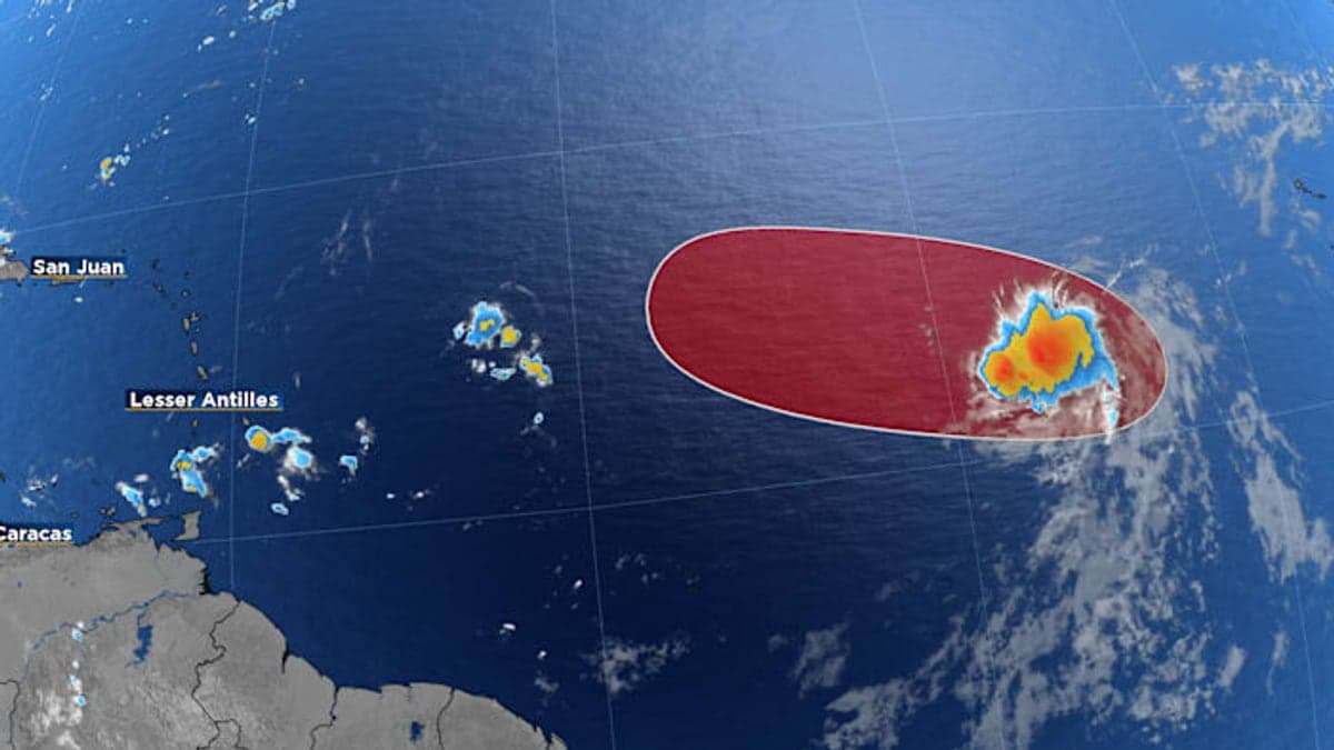 Imagem de satélite mostrando o horizonte do Oceano Atlântico com nuvens tropicais dispersas sob céu azul