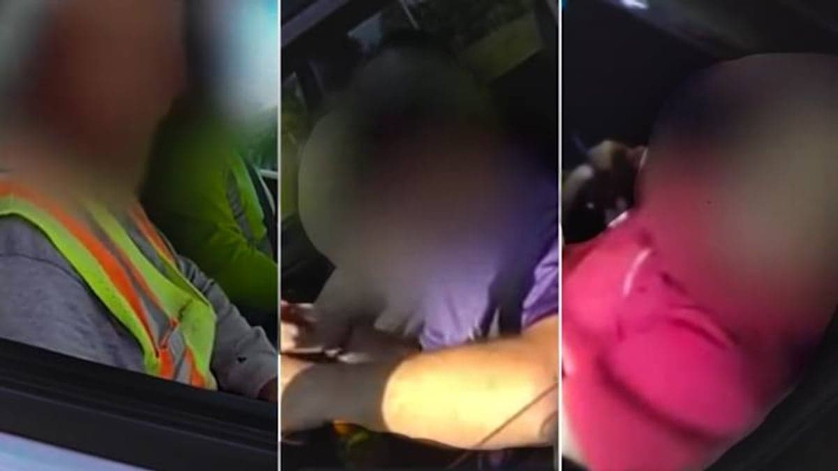 Rodovia vazia com várias faixas, incluindo a faixa da esquerda e as faixas da direita, sob céu claro e ensolarado.