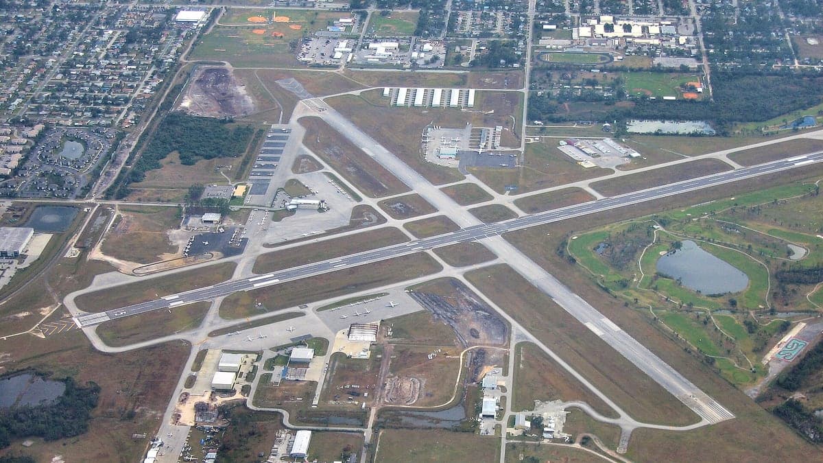 Vista aérea do aeroporto Kissimmee Gateway com pistas de pouso, hangares e várias aeronaves estacionadas