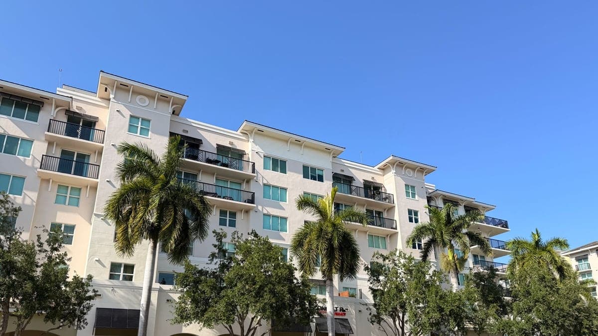 Prédios residenciais com palmeiras na rua durante o dia em Kissimmee