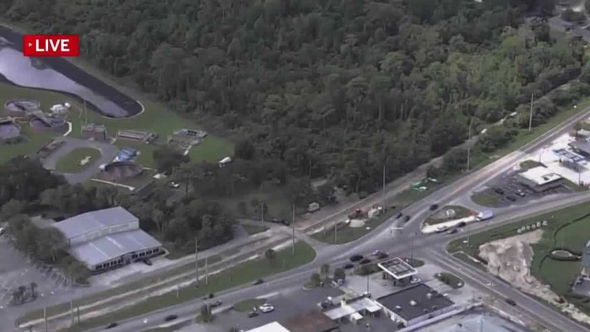 Foto da interseção das ruas em Mount Dora com estabelecimentos comerciais próximos e obras de construção na via em dia ensolarado