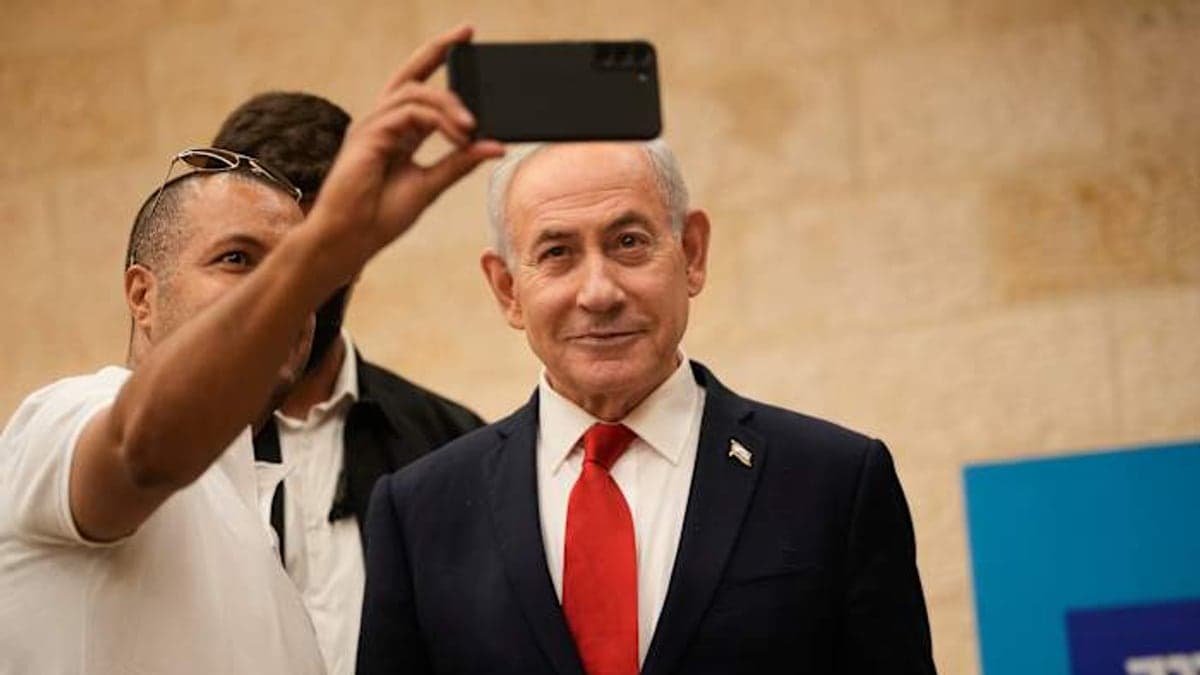 Benjamin Netanyahu votando durante as eleições primárias do partido Likud em Jerusalém, cena ao ar livre durante o dia