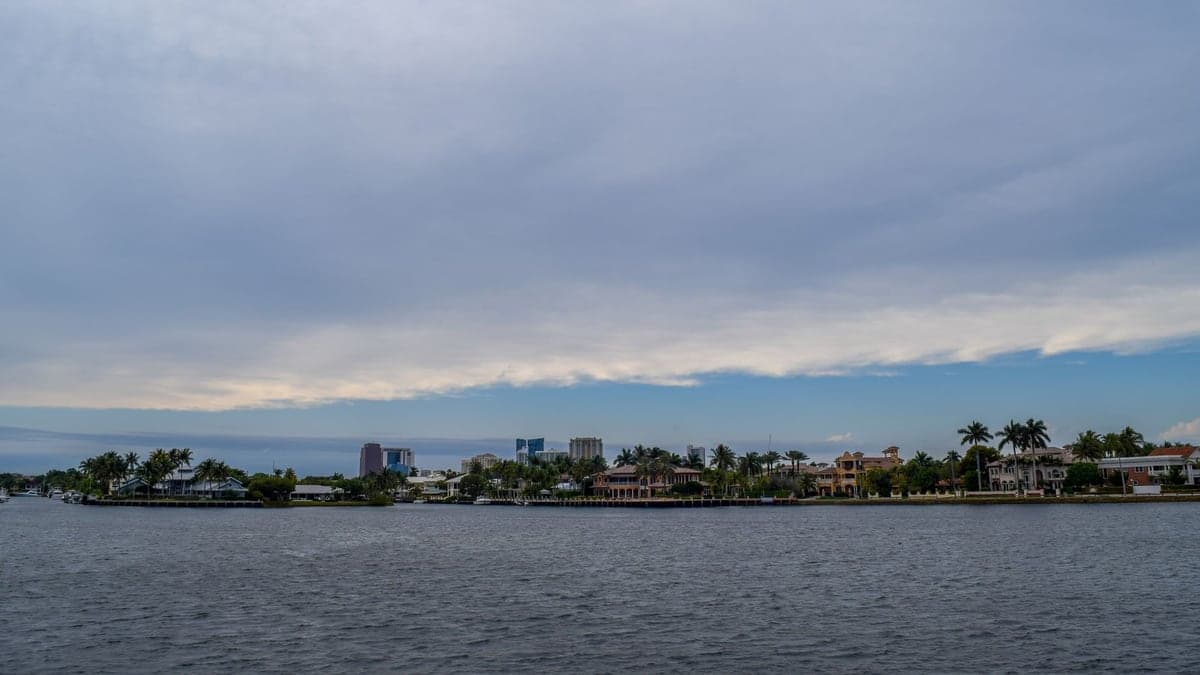 Vista de área costeira da Flórida com água e céu nublado, indicando aproximação de tempestade