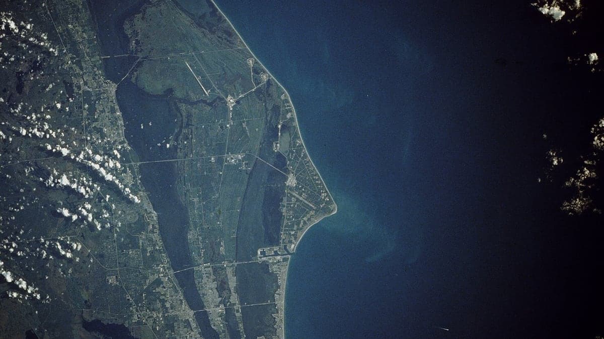 Imagem de satélite da Flórida Central mostrando área costeira e instalações de lançamento de foguetes