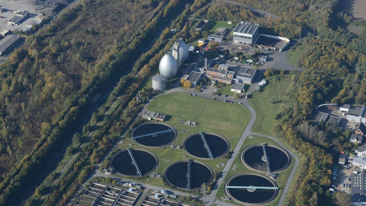Vista aérea de uma estação de tratamento de esgoto em Mount Dora cercada por áreas verdes e vegetação