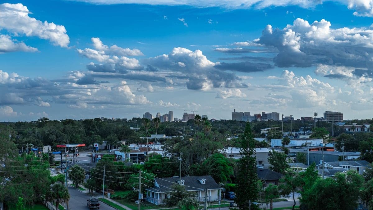 vista aérea mostrando céu com nuvens e área urbana de Orlando com casas e vegetação