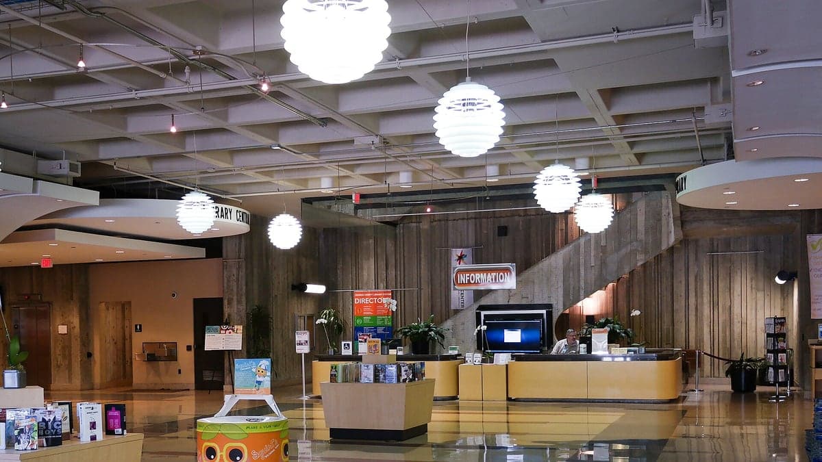 Interior de centro de resfriamento com iluminação artificial, balcão de informações e área com exposições variadas
