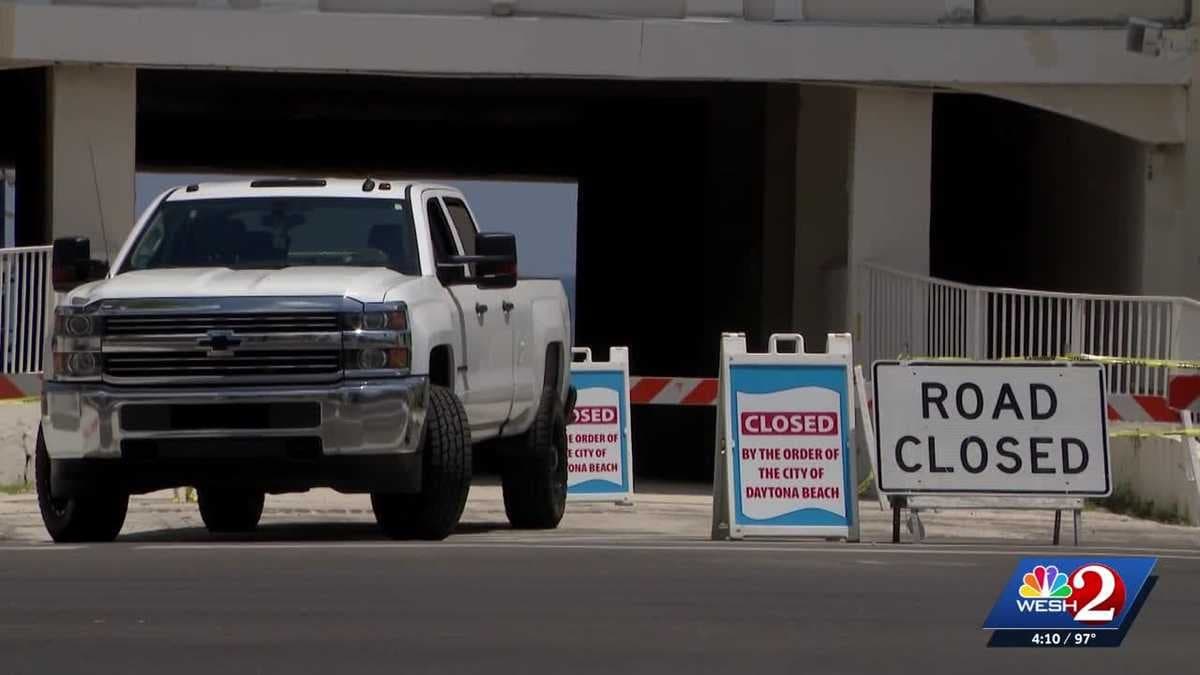 acesso à praia fechado com estruturas de concreto e estrada próxima, em um dia ensolarado em Daytona Beach