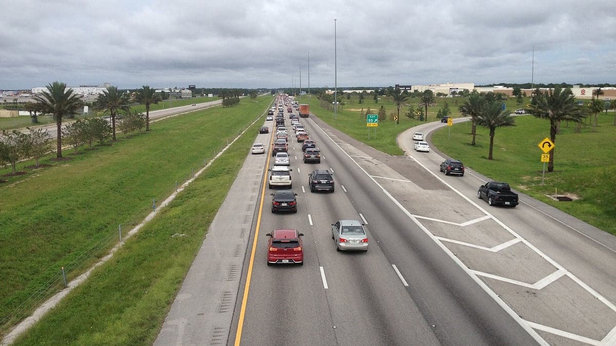 Vista aérea da I-4 sentido oeste com engarrafamento intenso perto do Walt Disney World, faixas quase paradas