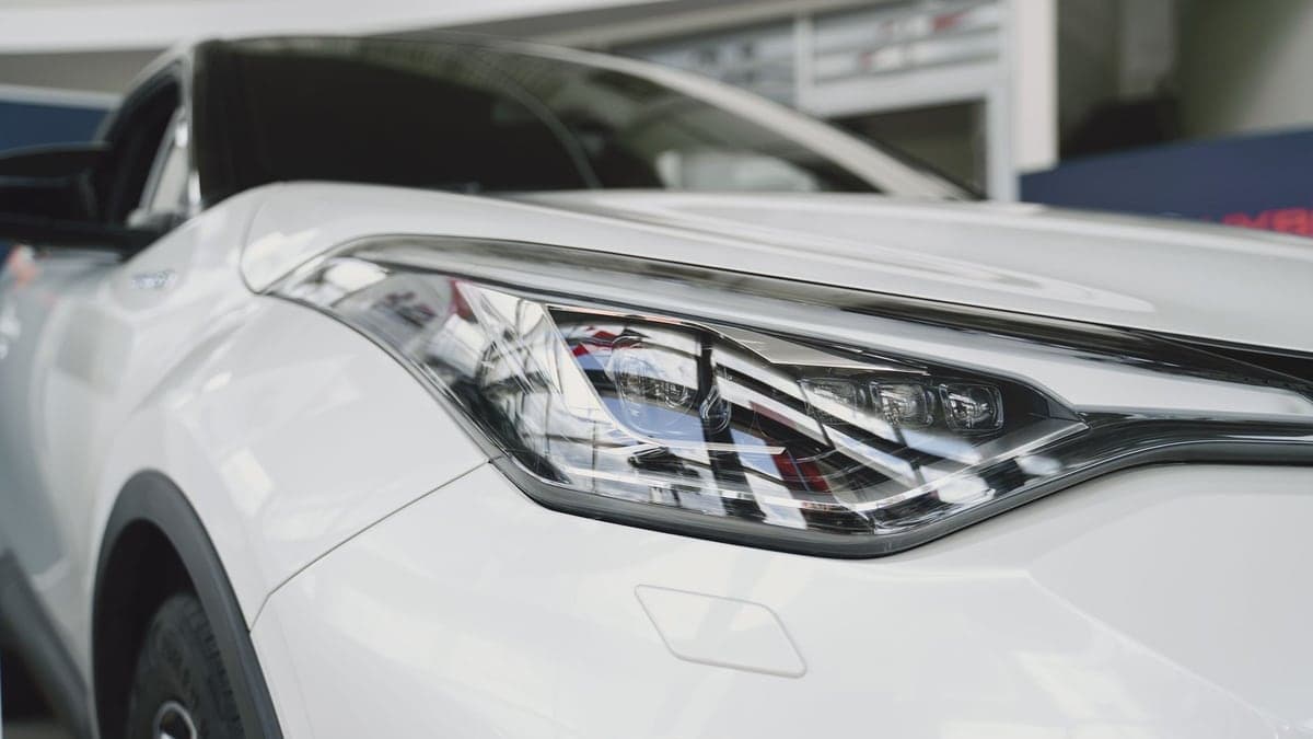 Farol dianteiro de um Toyota RAV4 branco